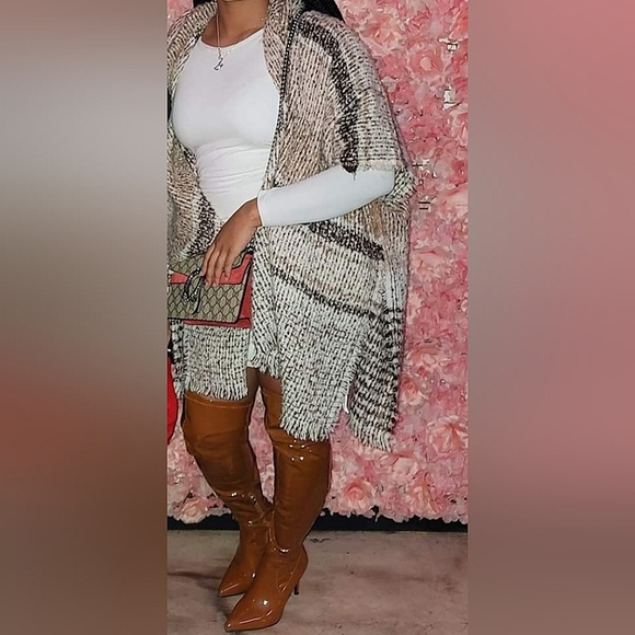 ☆Vince Camuto Short Sleeve Hooded Oversized Split Hem Shrug Poncho Sweat… - Picture 4 of 4